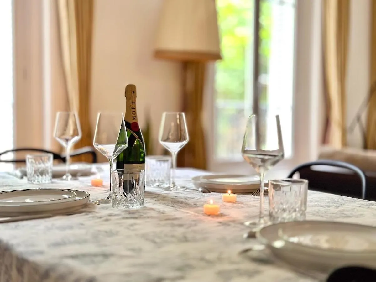 Charming French Style Apartment With Eiffel Tower View Prime Location Near Top Attractions パリ