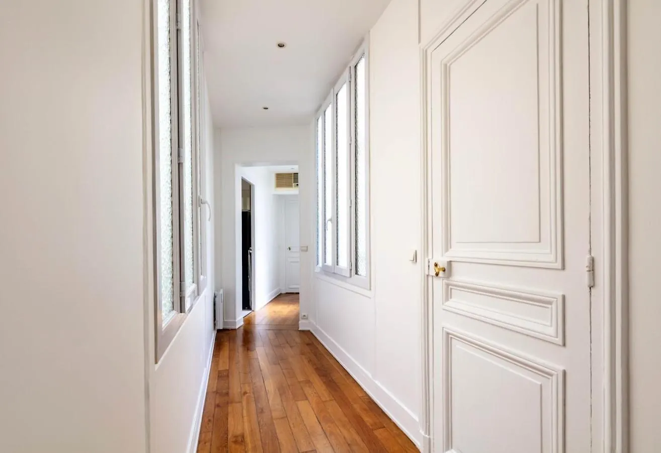 Charming French Style Apartment With Eiffel Tower View Prime Location Near Top Attractions パリ