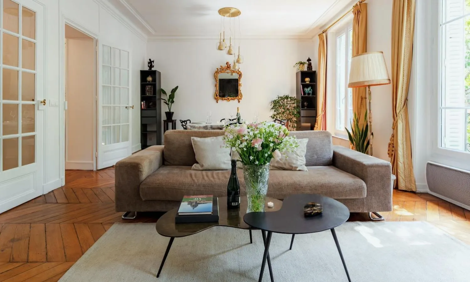 Charming French Style Apartment With Eiffel Tower View Prime Location Near Top Attractions パリ