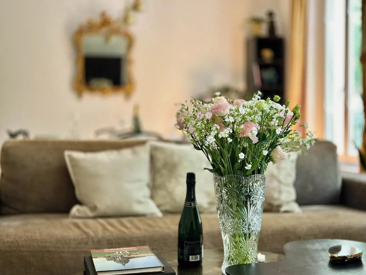 Charming French Style Apartment With Eiffel Tower View Prime Location Near Top Attractions パリ