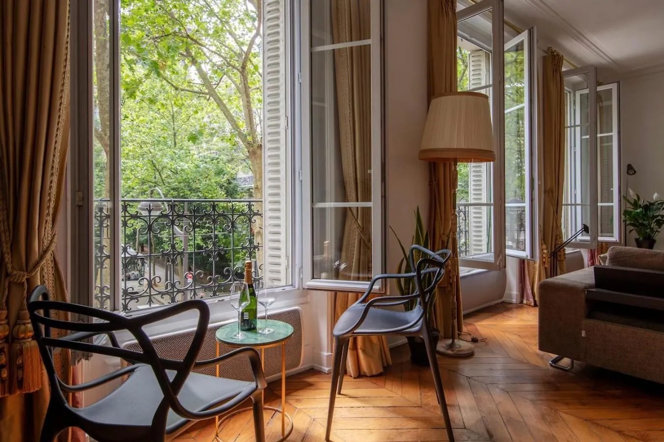 Charming French Style Apartment With Eiffel Tower View Prime Location Near Top Attractions パリ