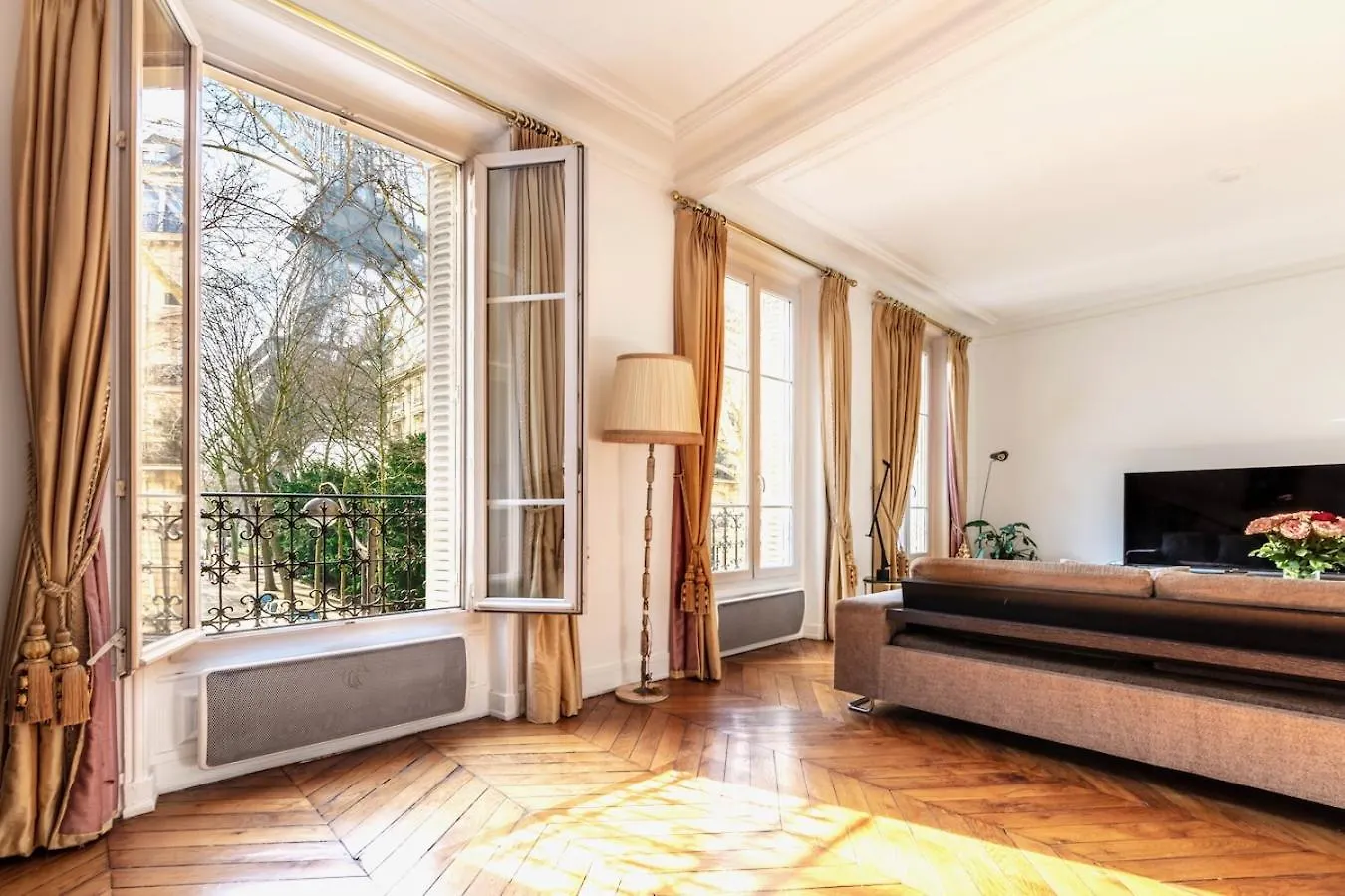 Charming French Style Apartment With Eiffel Tower View Prime Location Near Top Attractions パリ フランス