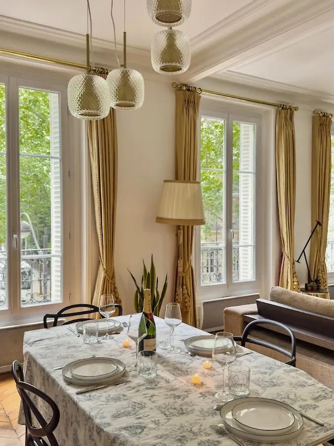 Charming French Style Apartment With Eiffel Tower View Prime Location Near Top Attractions París
