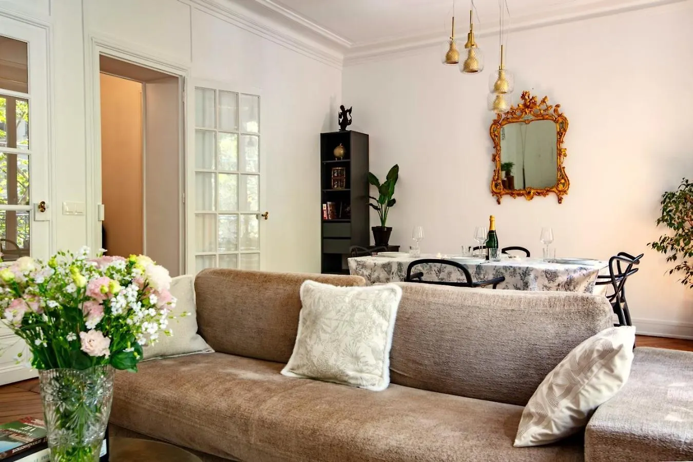 Charming French Style Apartment With Eiffel Tower View Prime Location Near Top Attractions París 0*,  Francia