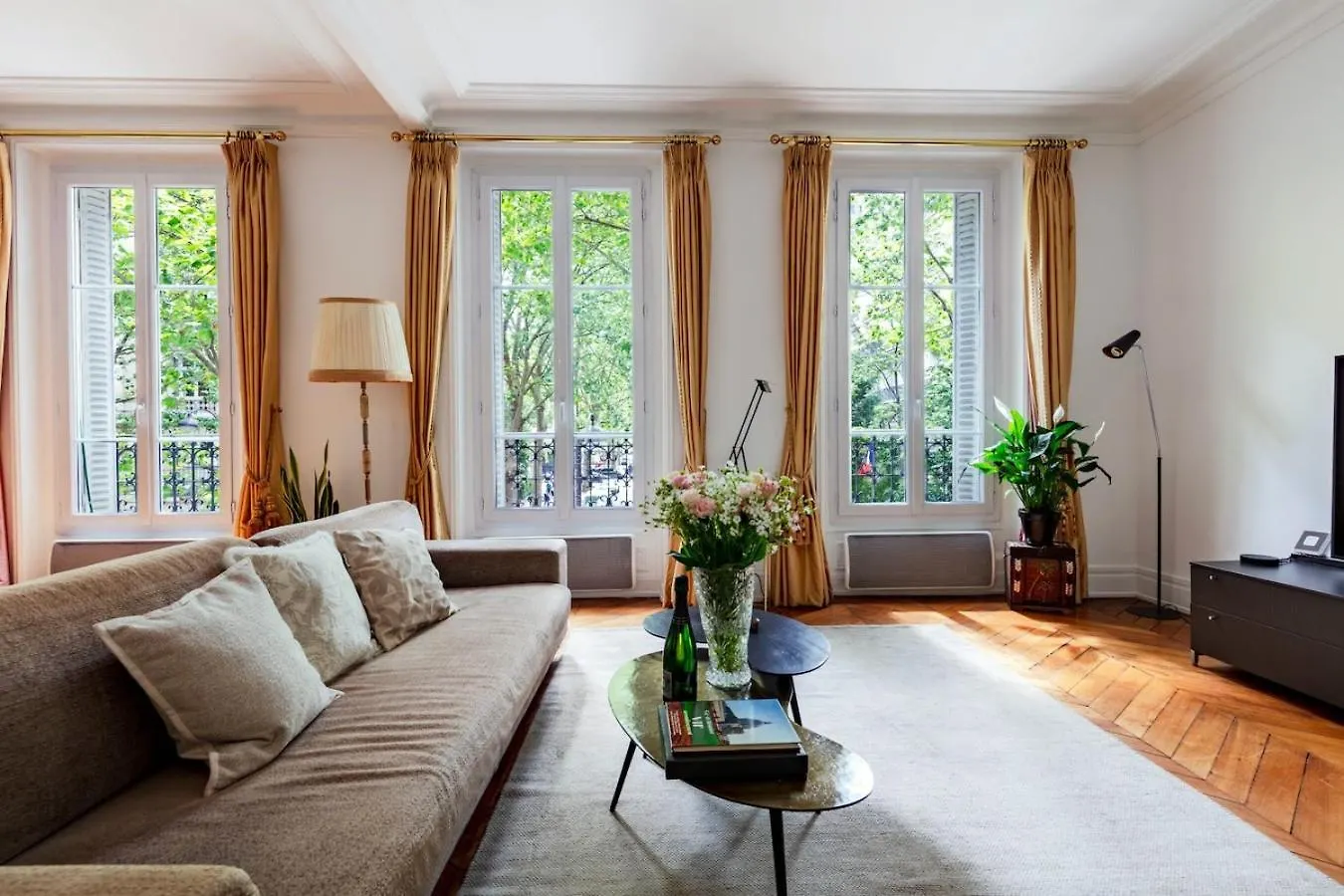 Charming French Style Apartment With Eiffel Tower View Prime Location Near Top Attractions París