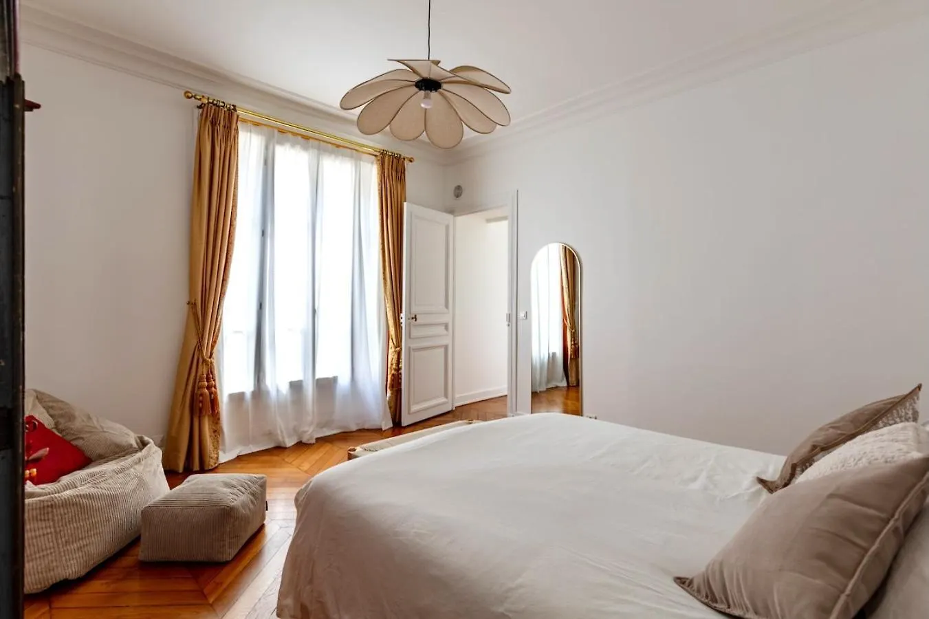 Charming French Style Apartment With Eiffel Tower View Prime Location Near Top Attractions París